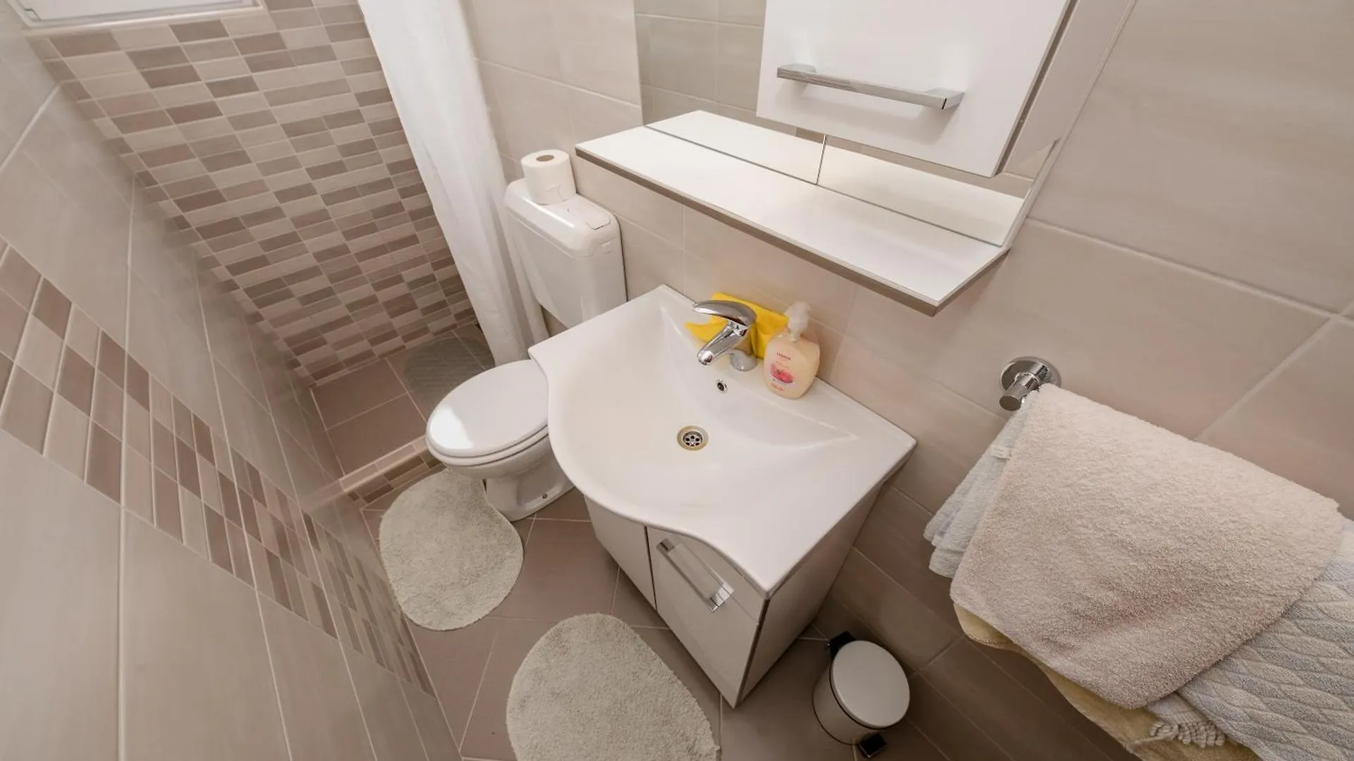 Apartments With A Parking Space Palit, Rab - 4970 0*, Palit Hırvatistan